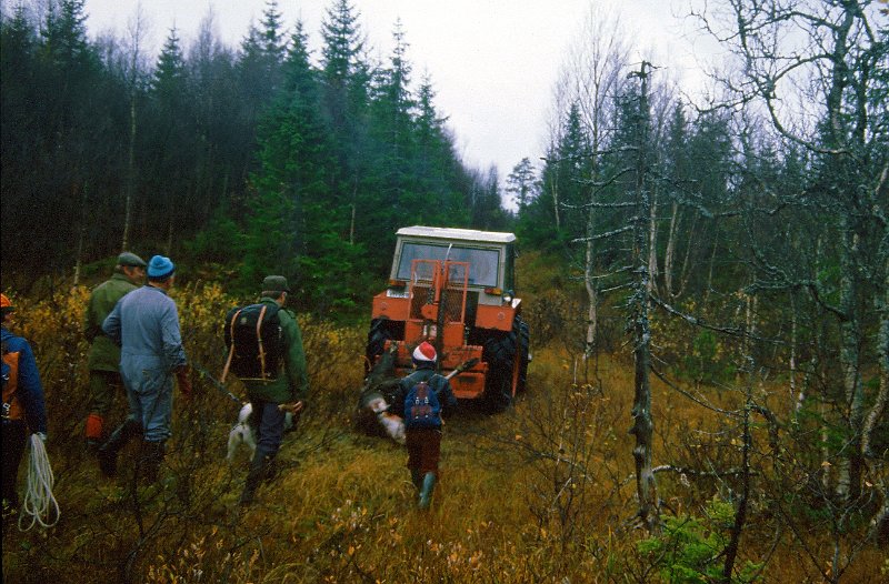 1985_20.jpg - Traktorfrakten er startet