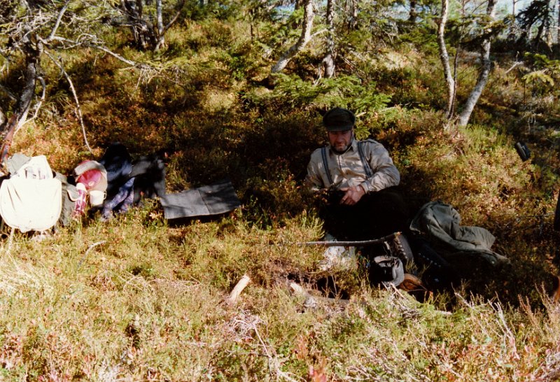 1989_0001.jpg - Kåre med svartkjelen over bålet en dag i elgjakta 1989
