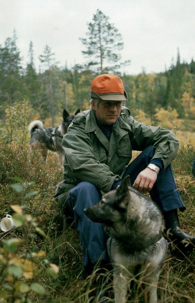 1990_09.jpg - Birger med gråhund både foran og bak