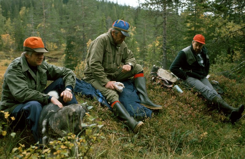 1990_10.jpg - Birger Nonstad, Gunnar Amdal og Trygve Molund i Furuskogmyra