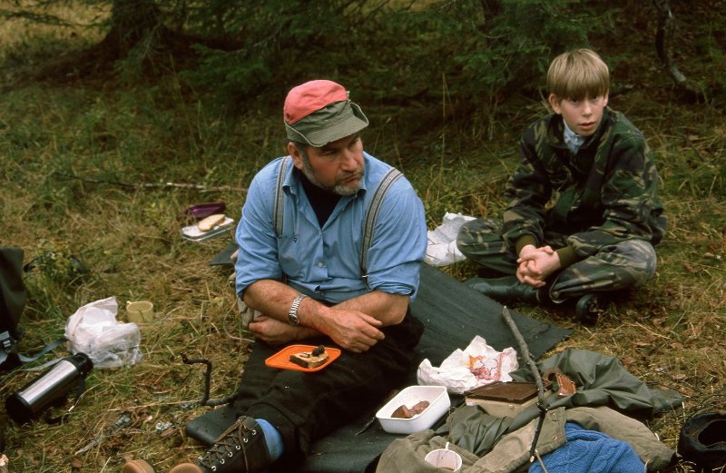 1990_40.jpg - Det vart sjølvsagt kaffekoking ved elgfallet, som var 100m nede i dalen fra Stordalen opp mot Elghytta