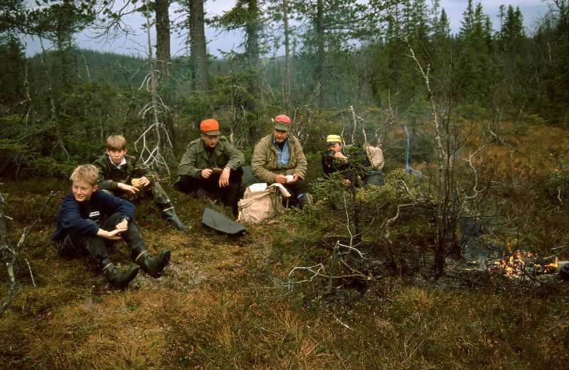 1990_42.jpg - Bård Nonstad, Knut Bjørkli, Birger Nonstad, Kåre Høiby og Trygve Molund. Kaffekok ved skiløypa i Vasstrupan