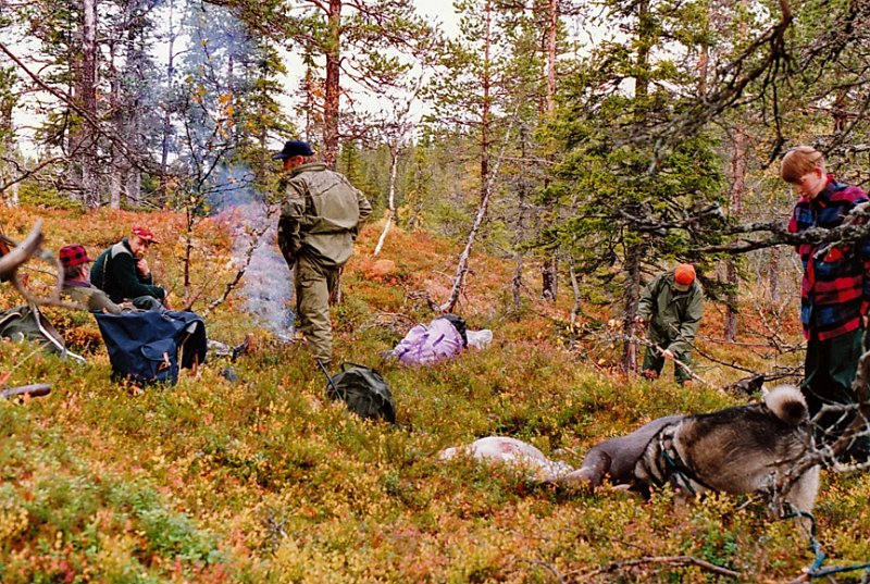 1992_0006.jpg - Så ble det kaffekok. Kåre, Trygve, Gunnar, Birger og Knut