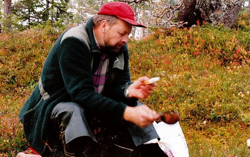 1992_0007.jpg - Trygve med kaffe og kakskiv