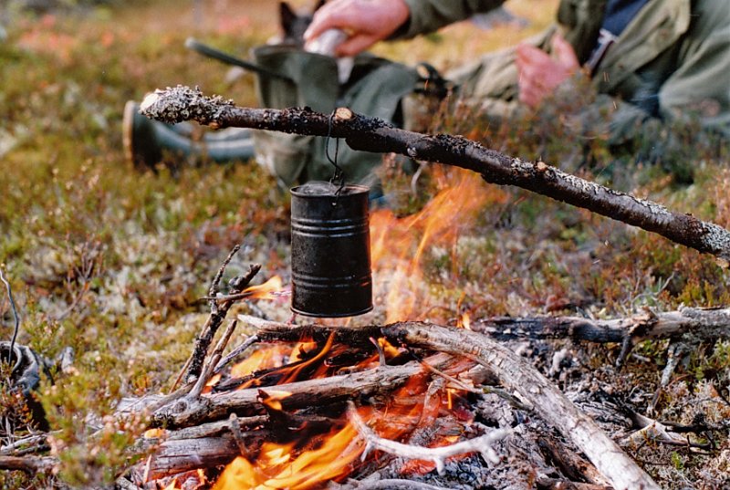 1992_0011.jpg - Arvid hadde en lavbudsjett kjel han brukte for å varme vatn i slik at han hadde til pulverkaffe