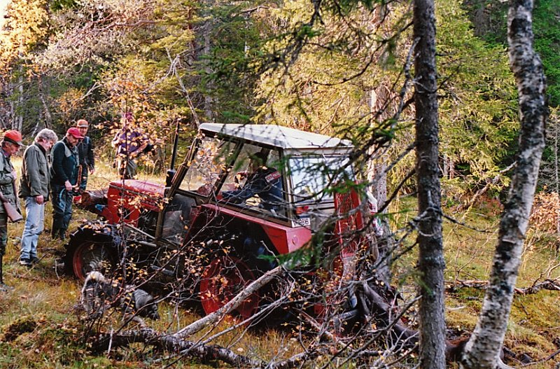 1992_0012.jpg - Det var litt blautmyr, så Jørgen satte fast traktoren, men med litt hjelp av kvist og kvas, så kom vi laus igjen