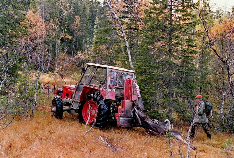 1992_2_0005.jpg - Så er kviga vinsja inn på Zetor'n hass Jørgen