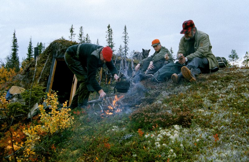 199_08.jpg - Det vart kaffekok ved Elghytta. Trygve, Raja, Birger og Kåre