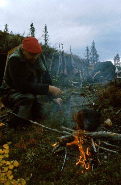 199_09.jpg - Trygve har kontroll på svartkjelen hass Kåre