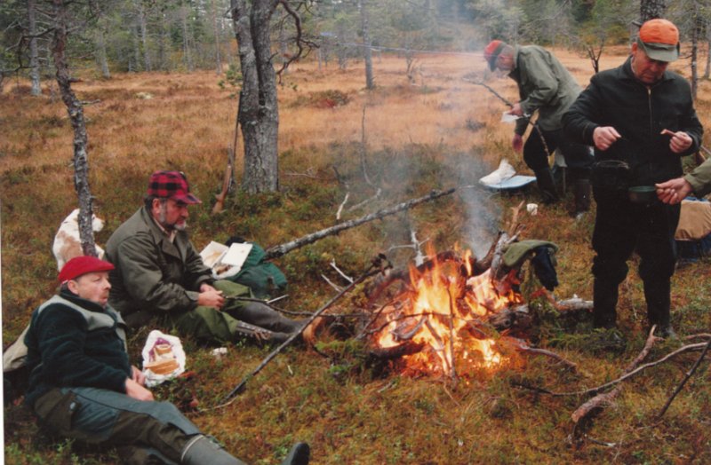 1993_0002.jpg - Her er det kaffekoking og flæsksteiking på Øvre Stakkjølen. Beagelen bak Kåre er Telle