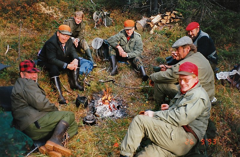 1993_0004.jpg - Her har laget kokt kaffe ved den gamle bålplassen ved Kattjønnmyra. Kåre, Arvid, Bård Nonstad, Birger, Trygve, Gunnar, og Johnny
