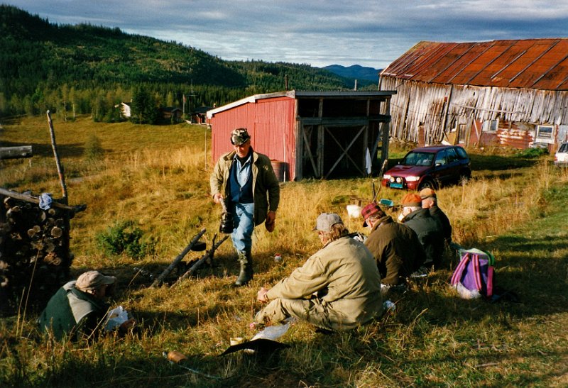 1998_0002.jpg - Etter at kviga var slaktet ble det slaktarkaffe ved slakteriet i Rommet