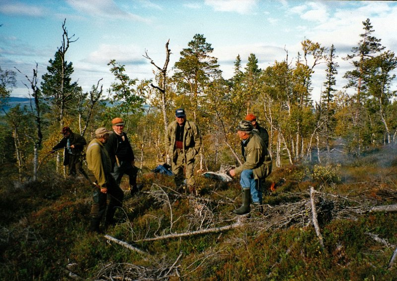 1998_0006.jpg - Det vart dermed kaffekok ved kvigefallet. Kåre, Trygbe, Arvid, Gunnar, Jostein og Birger