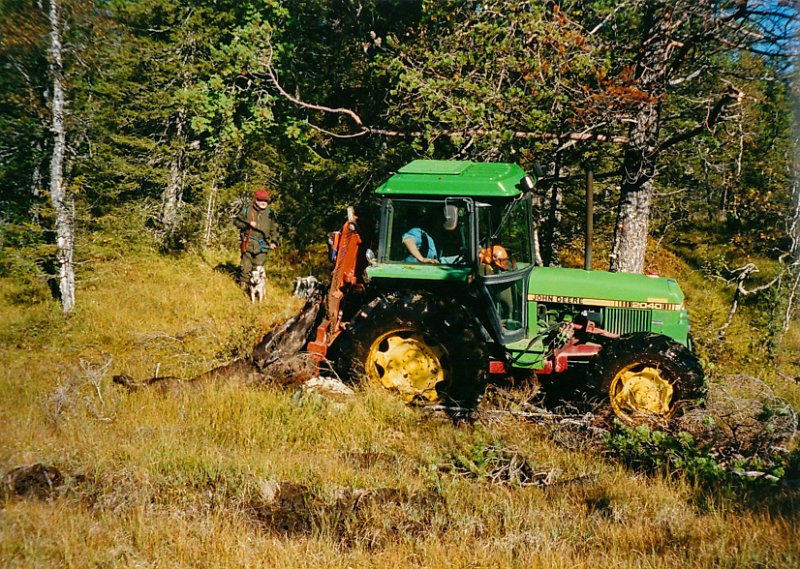 2001_2_0004.jpg - Litt Nord for Vakkermyra hold John Deer'n på å kjøre seg fast