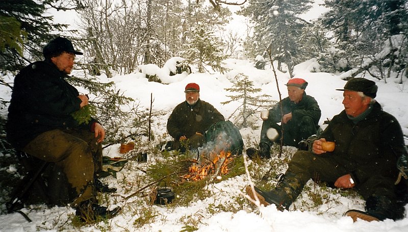 2003_3_0009.jpg - Vi har kokt kaffe for å avvente ei stund før vi går etter oksen som ble påskutt