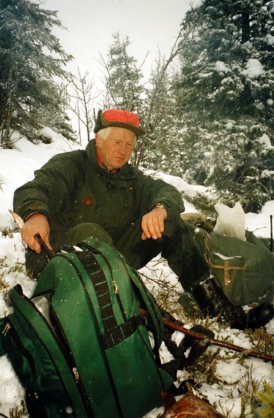 2003_3_0012.jpg - Birger Nonstad var hund denne dagen, og drev fram de fem dyra som sto innafor toppen på Aunberget.