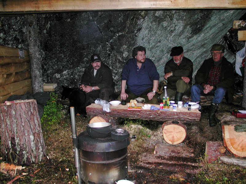 Epsn0002.jpg - Førjakt-samling i nybygd gapahuk på Kattjønnmyra