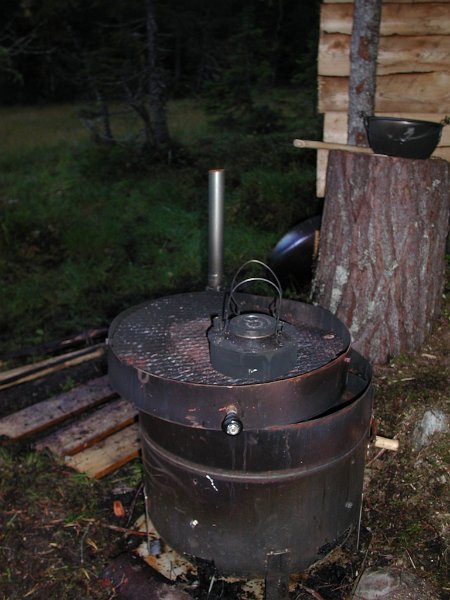 Epsn0006.jpg - Grill/peis/ovn gjort av en gammel varmtvannsbereder