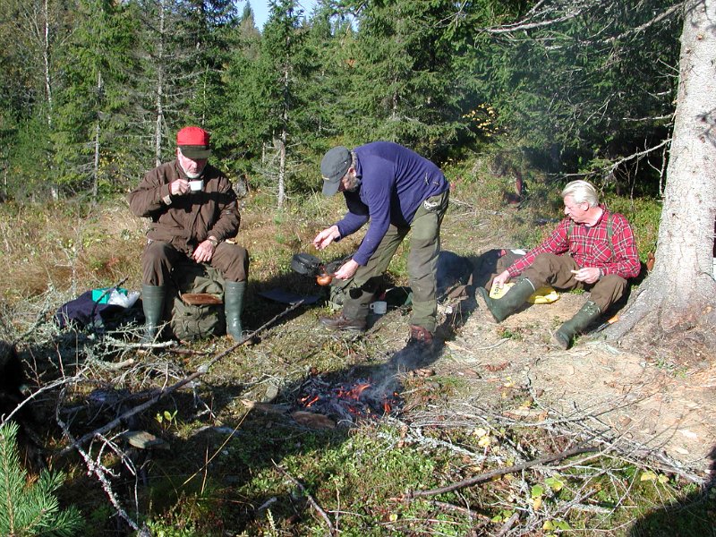 Epsn0060.jpg - Kåre, Trygve og Jostein nyter svartkjelkaffen