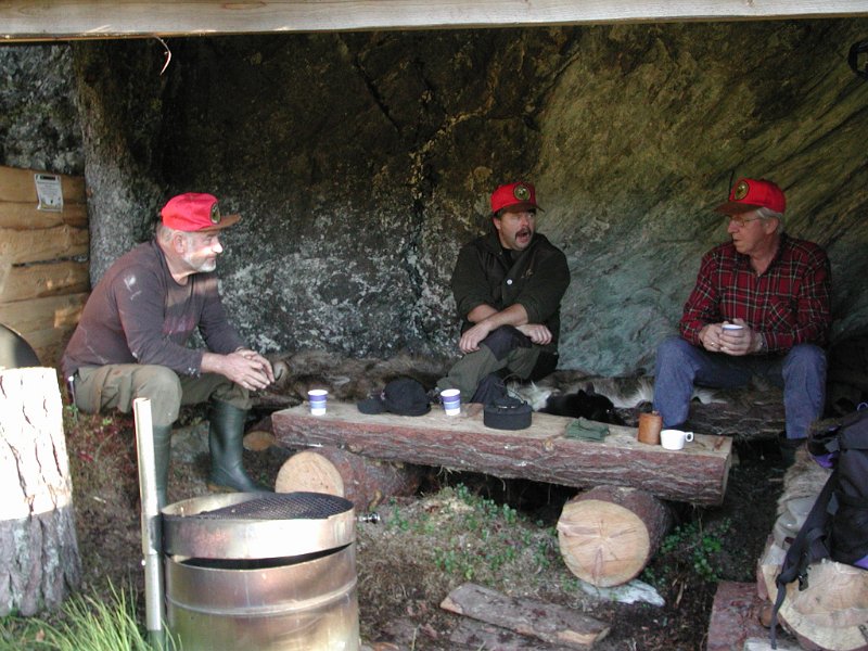 EPSN0005.JPG - Indre Venna Elgjaktlag er blitt utrustet med uniformsluer