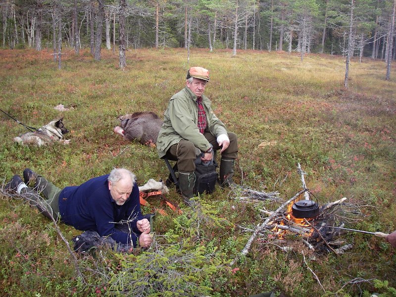 IMGP0988.JPG - Jegerne slapper av ved kalvfallet