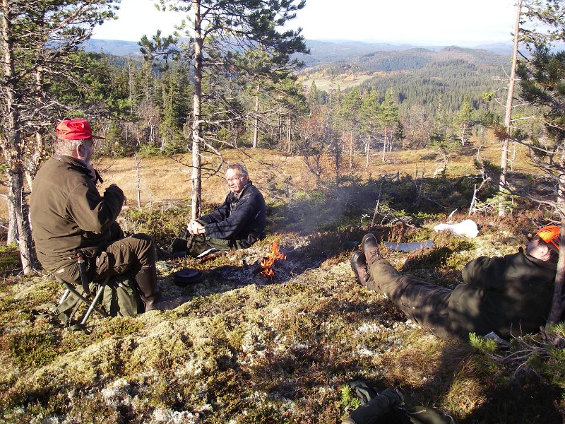 IMGP1024.JPG - Her er det matpause og kaffekok på berget innafor Snøfonndalsreina