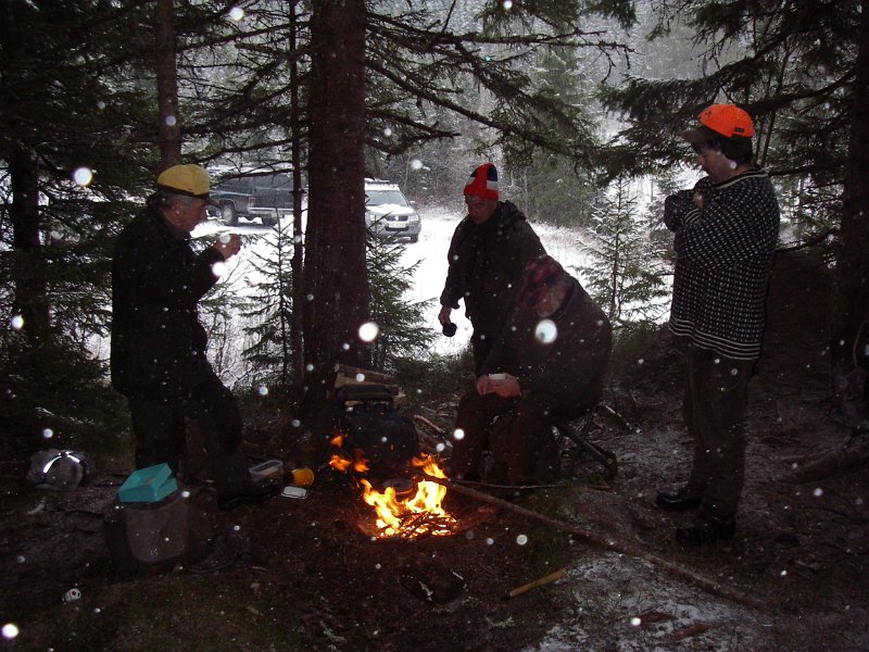 IMGP1052.JPG - Sist i elgjakt vart det snø. Her koker vi kaffe ved Damtjønnveien. Birgr Reinås, Jens Alsethaug, ( far til Frode)  Kåre og Frode