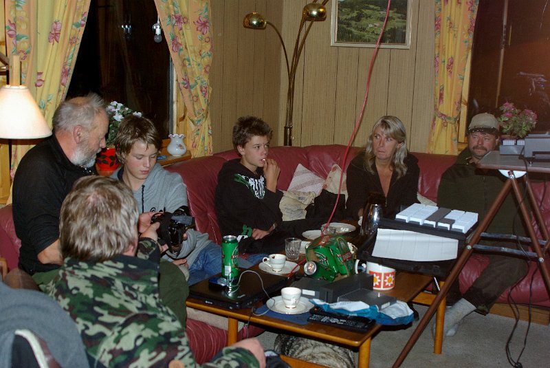 IMGP6059.JPG - Helg Wennber (med ryggen til) Trygve, Børge (sønn til Helge) Jorunn og Frode