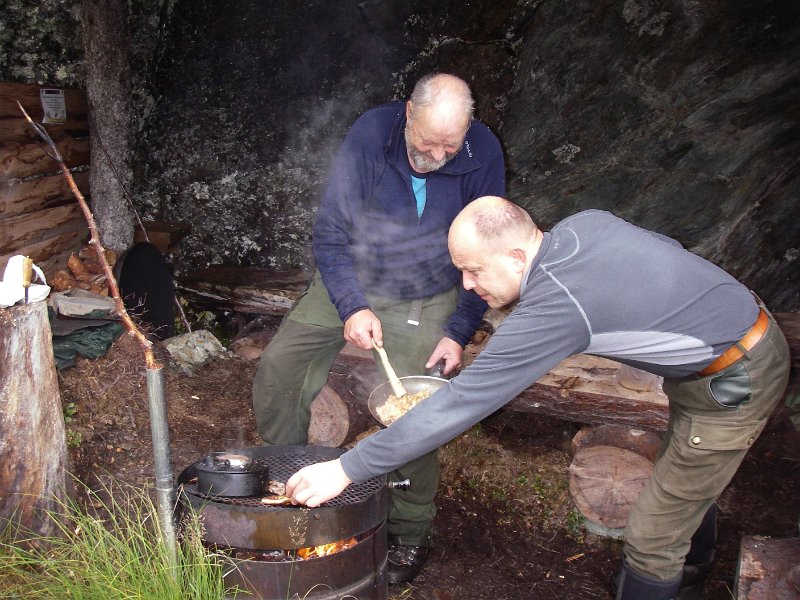 IMGP1872.JPG - Her steikes sopp og (elg)feskkak. Trygve og Henrik