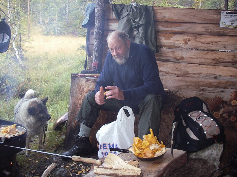 IMGP1875.JPG - Trygve har plukket ei stor panne med kantareller