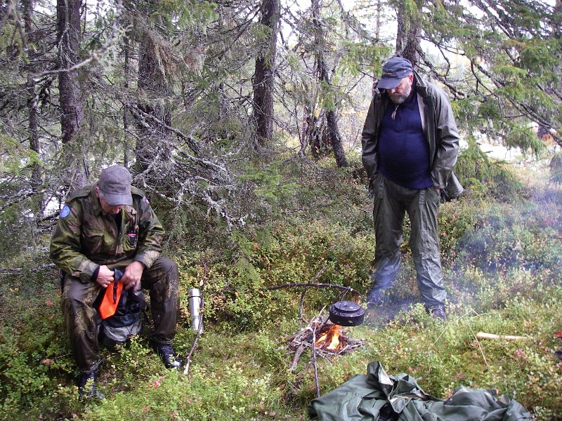 IMGP1879.JPG - Første dag (2.okt) ble det kaffekok ved Steinmyra. Stein og Trygve