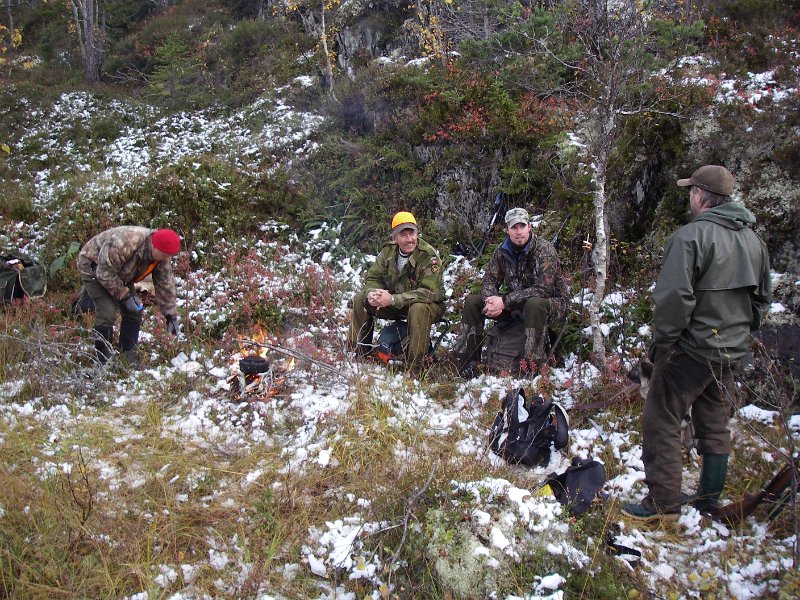 IMGP1881.JPG - Her er det kaffekok mellom Svea og Laudalen. Henrik, Stein, Torgeir og Frode