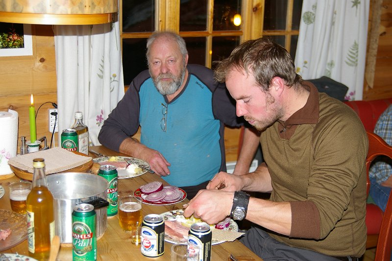 IMGP5580.JPG - Trygve og Torgeir med hvert sitt rakfiskfat