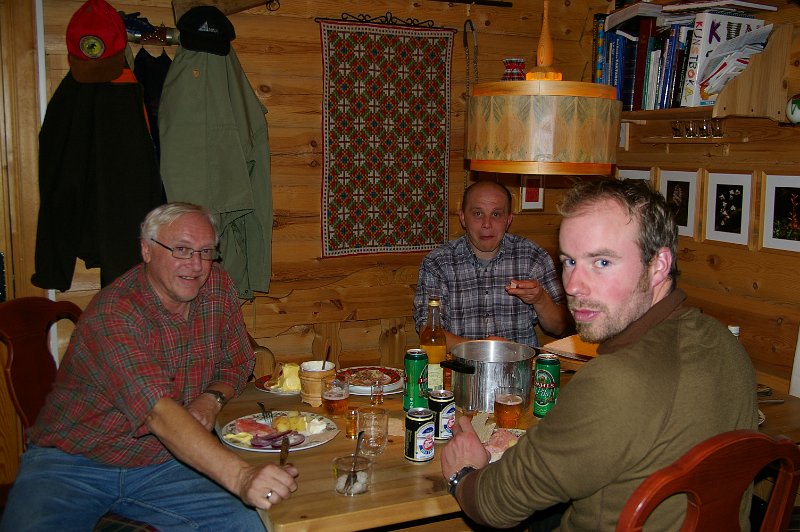 IMGP5581.JPG - Odd, Henrik og Torgeir ved bordet på Elgbakken