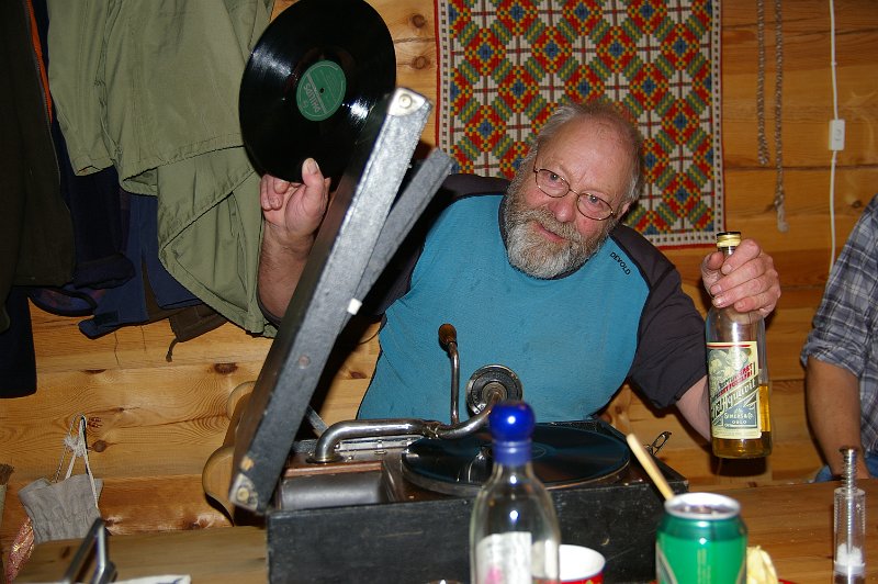 IMGP5593.JPG - Trygve er disc-jokey med sveivgrammofon," steinkake" og hemmeagjord Snustisk  Akkevitt