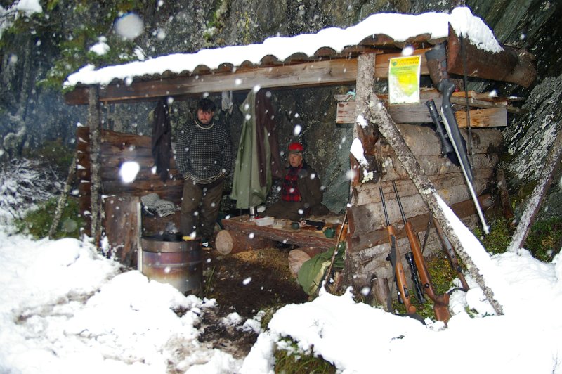 IMGP5613.JPG - I snøvær er det godt å ha en gapahuk å ty inn i når det er kaffekok på gang