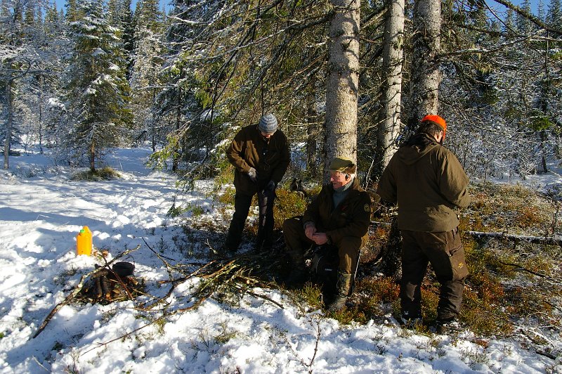 IMGP5614.JPG - Her har Indre Venna Elgjaktlag fått i gang kaffevarme like innafor Raumyrdalen. Kan tyde på at man har joksa litt for å få fyr.