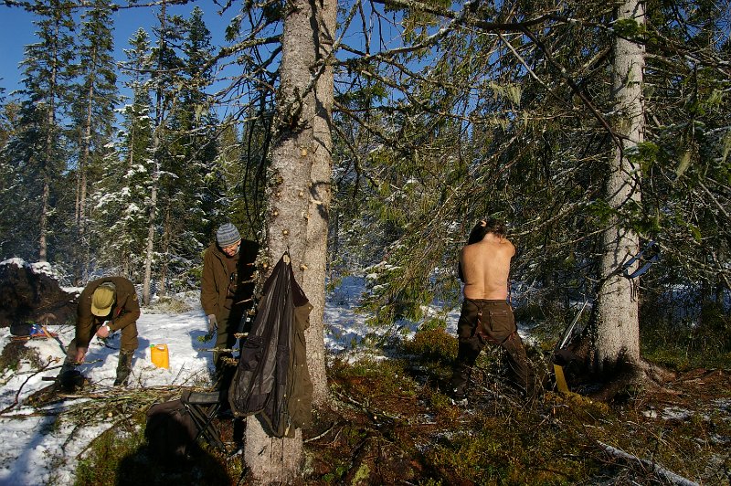IMGP5616.JPG - Hundekarene går seg svett, og da gjør det godt å få skifta skjorte.