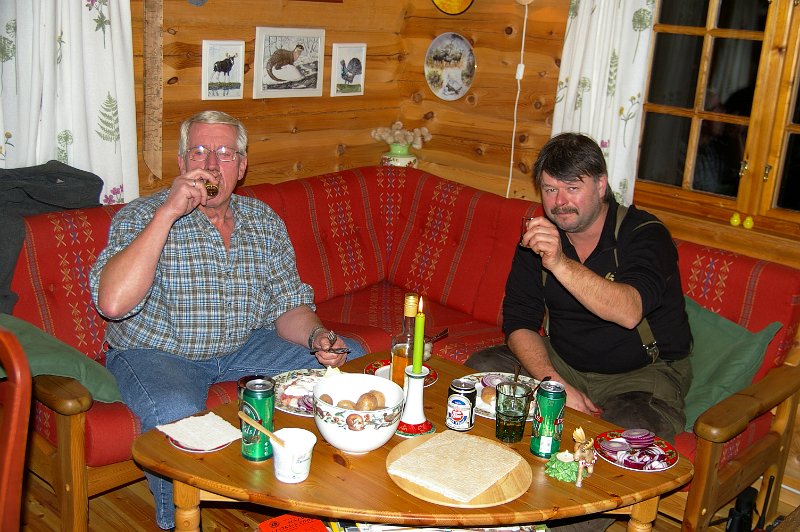 Imgp5579.jpg - Det er rakfisklag på Elgbakken. Jostein og Frode støtter fordøyelsen med en akkevitt