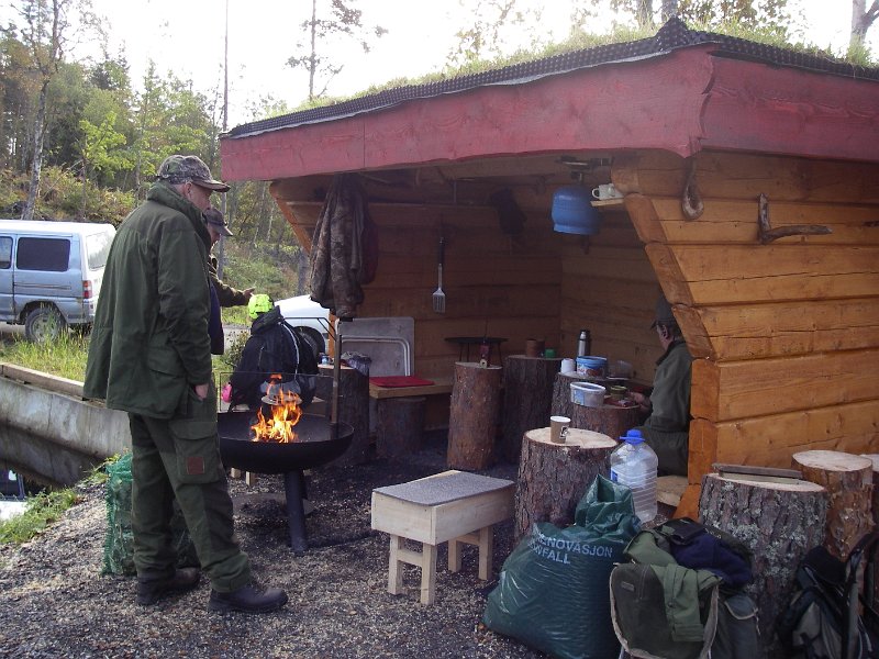 IMGP2069.JPG - Nyoppsatt gapahuk ved Snustaddammen var stasjon for kaffekokinga 25. september 2011