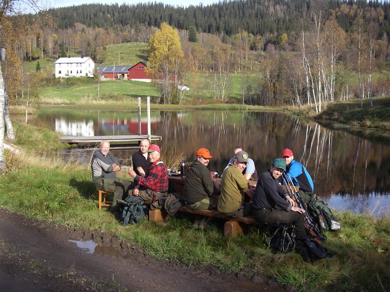 IMGP2086.JPG - Kaffe og kakskiv ved utemøblement ved Snustaddammen. Trygve, Henrik, Jens, Frode, Stein, Tor og Marius