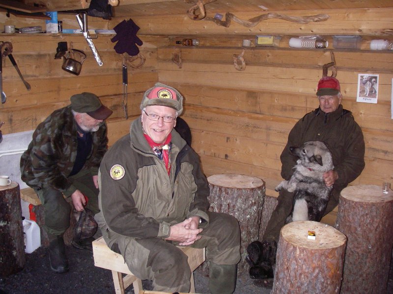 IMGP2121.JPG - Trygve, Odd, Jens og Tinka venter på kaffen i gapahuken ved Snustaddammen