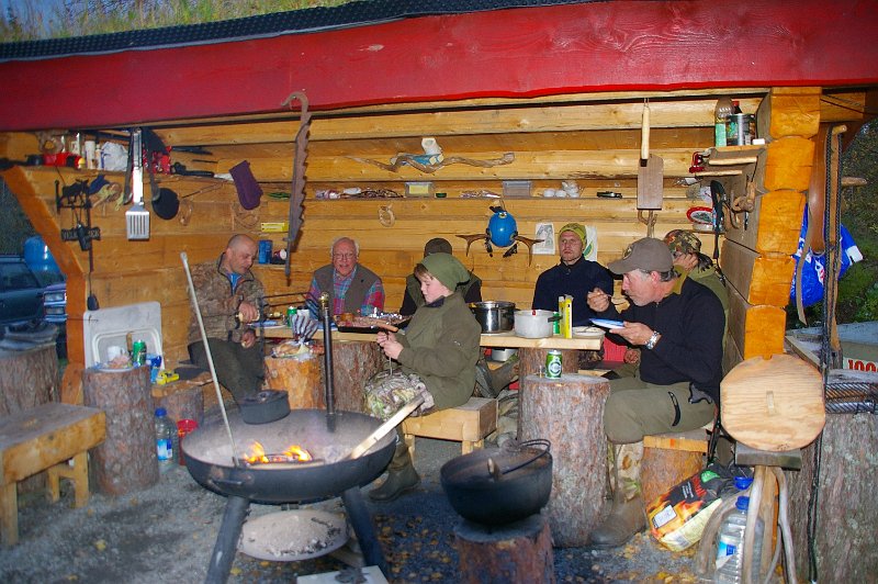 IMGP6728.JPG - Torgeir felte et rådyrkje fredag, og på onsdag vart det lag i gapahuken. Henrik, Odd, Sverre, Totgeir (skjult) , Bjørn, Stein og Frode
