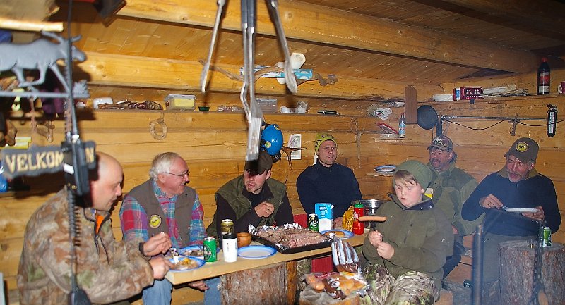 IMGP6729.JPG - Sverre holdt seg til grillpølse mens vi andre åt rådyrlår