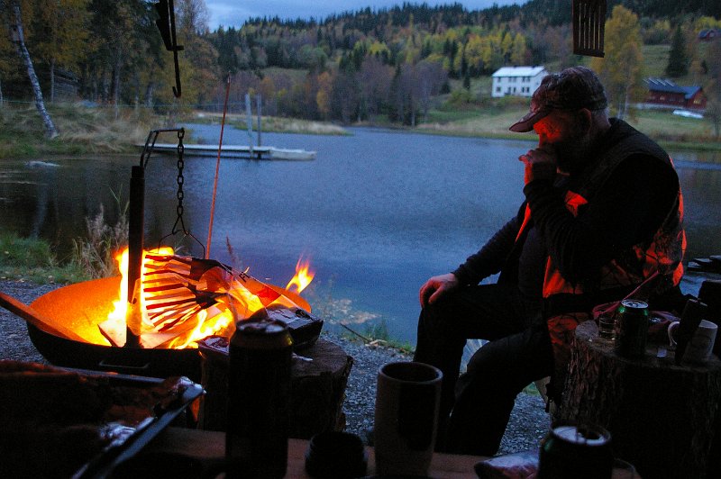 IMGP6737.JPG - Trygve passer varmen