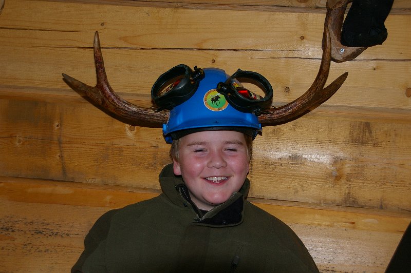IMGP6741.JPG - Sverre måtte også prøve den spesielle elgjeger/vedbærer-hjelmen Stein hadde laget.