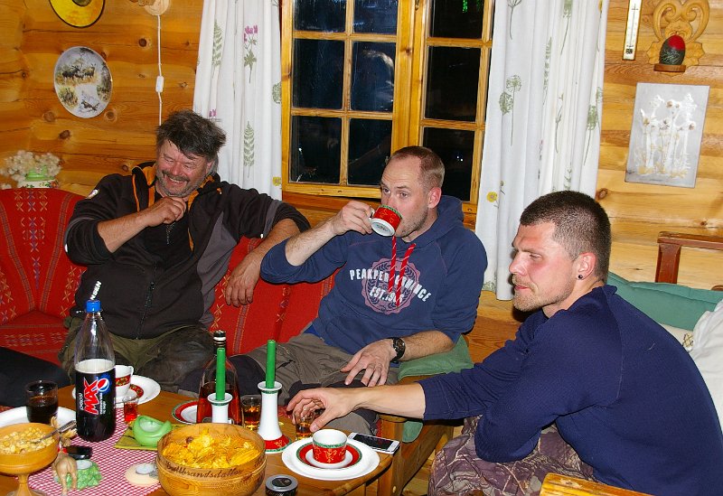 IMGP6744.JPG - Torsdag kveld var det jegertreff på Elgbakken. Frode, Marius og Bjørn