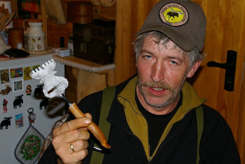 IMGP6749.JPG - Stein med ostehøvel har forærte til Elgbakken forrige år. Skaftet er ene piggen av piggoksen han skjøt på Ytre damtjønnkjøl 9. okt. 2011