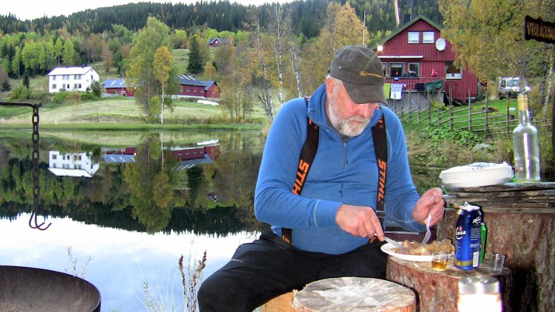 IMG_0845.JPG - Trygve med einfårikåltallik, ein Hansapils og ei tom akkevittflask