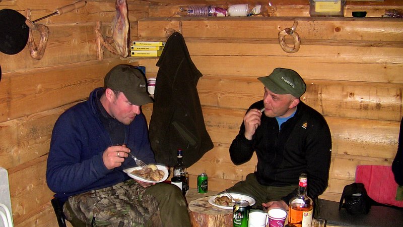 IMG_0846.JPG - Torgeir og Henrik med kvar sin tallik med fårikål.